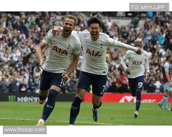 B斯光荣与墨尔本胜利的精彩对决引发球迷热议与期待 B斯光荣与墨尔本胜利的精彩对决引发球迷热议与期待